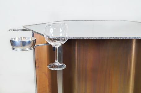 Kochtisch Weinglas und Schalenhalter im Detail, Schwenkarme